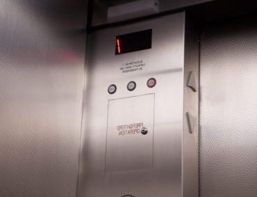 新型电梯驾驶室内部